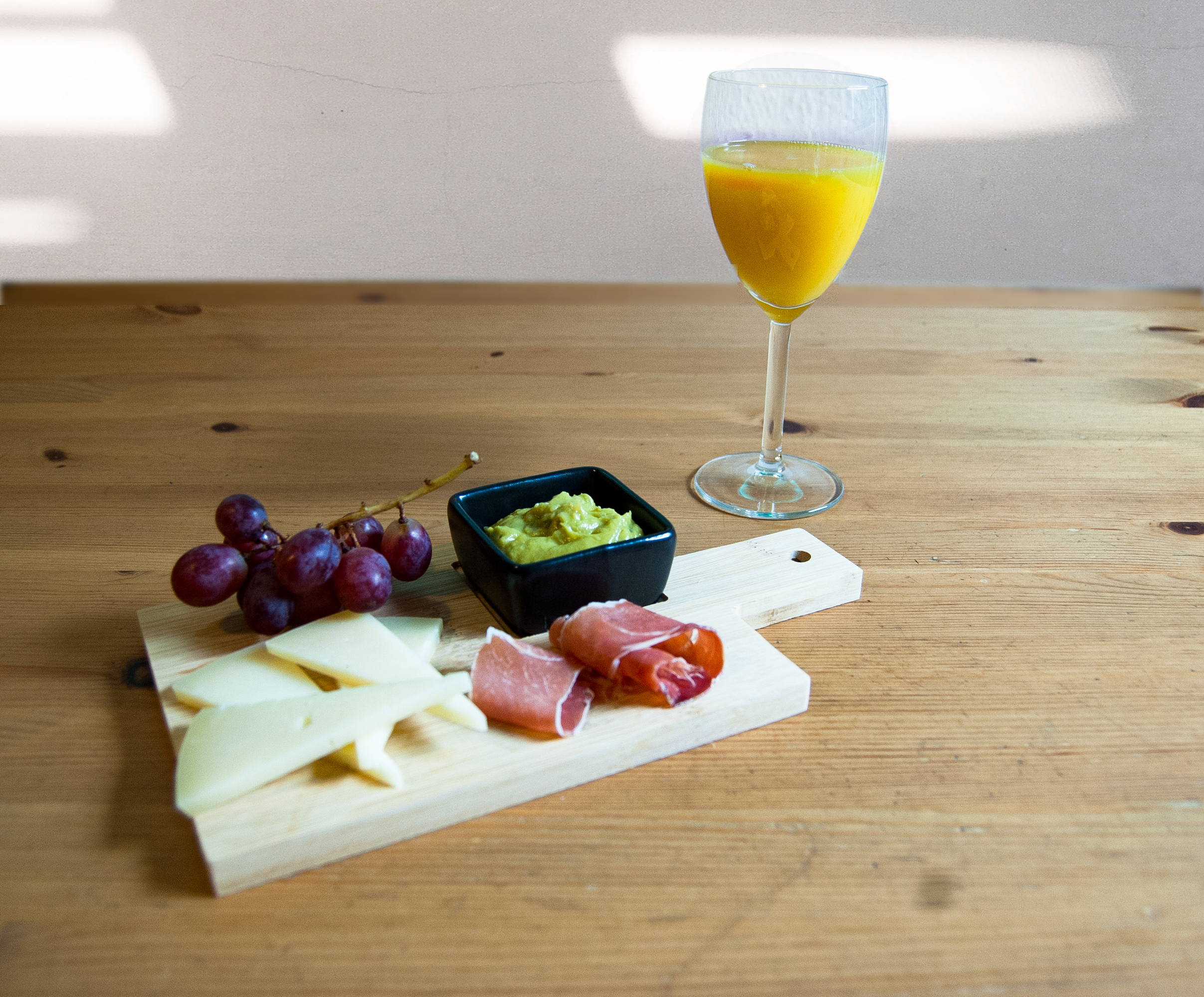 Bambus Servierbrett mit Griff und Porzellan Soßenschale - Hochwertiges Küchenaccessoire Bambus Servierbrett mit Griff und Porzellan Soßenschale - Hochwertiges Küchenaccessoire