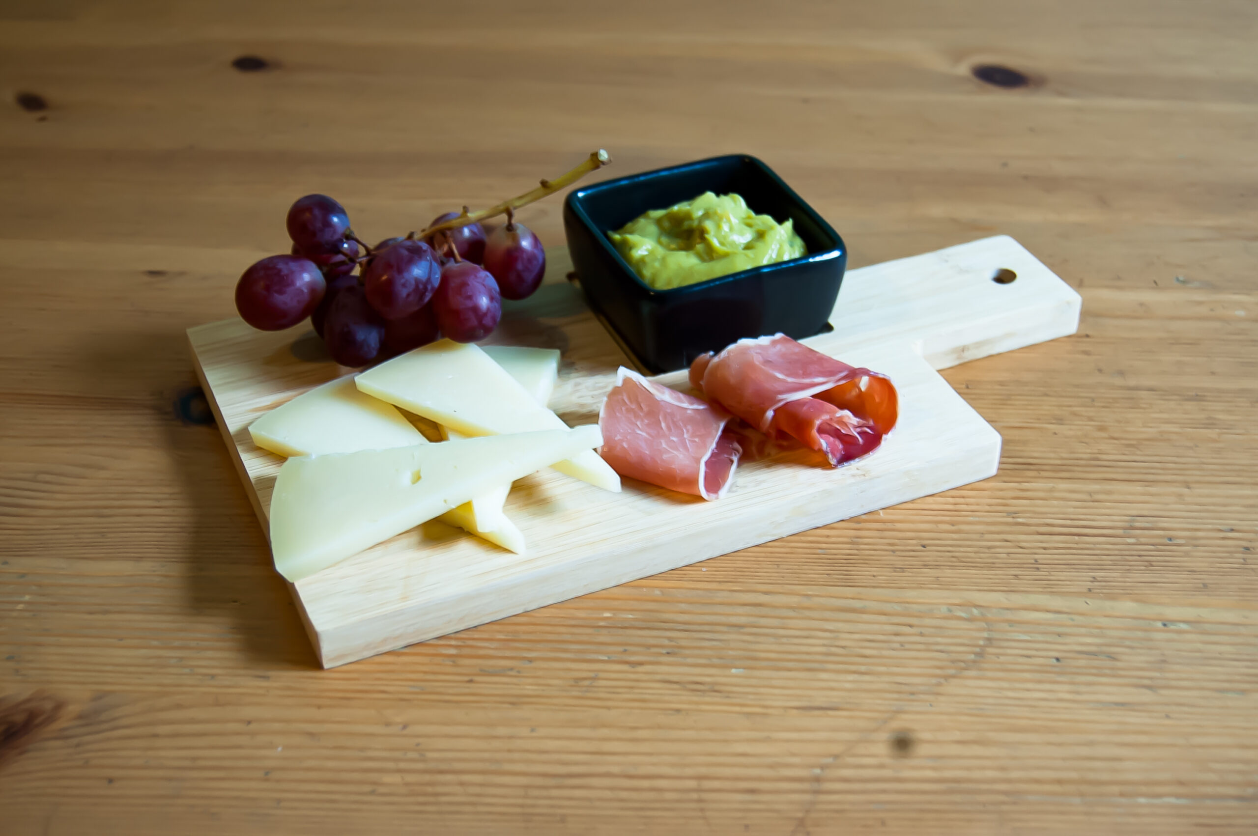 Bambus Servierbrett mit Griff und Porzellan Soßenschale - Hochwertiges Küchenaccessoire Bambus Servierbrett mit Griff und Porzellan Soßenschale - Hochwertiges Küchenaccessoire