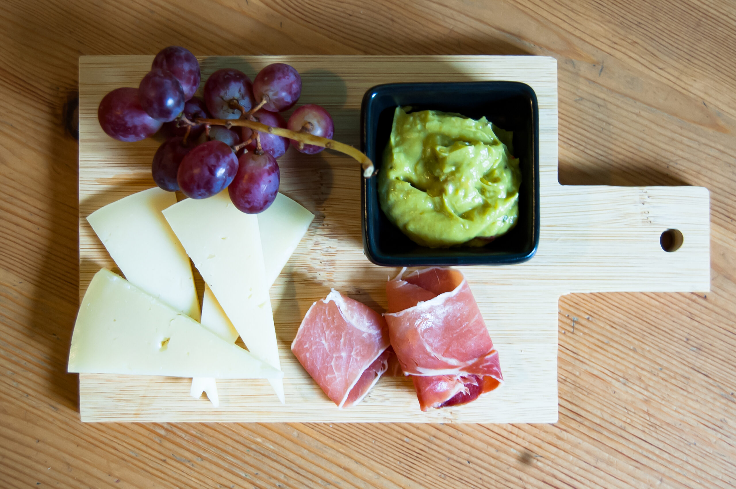 Bambus Servierbrett mit Griff und Porzellan Soßenschale - Hochwertiges Küchenaccessoire Bambus Servierbrett mit Griff und Porzellan Soßenschale - Hochwertiges Küchenaccessoire