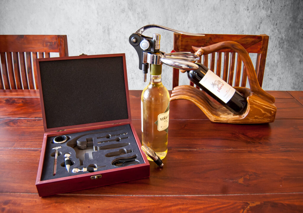 Hochwertiger Weinkühler und Sommelier-Set in eleganter Holzbox.
